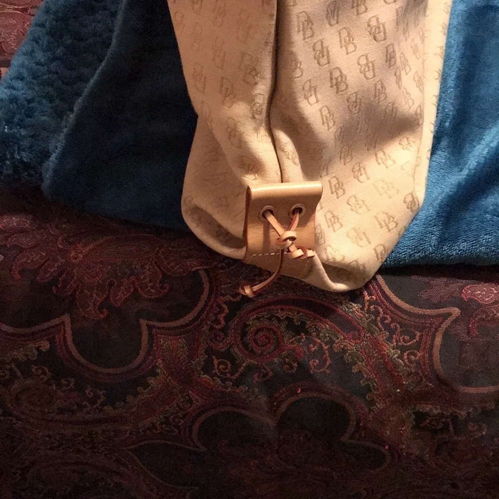 - Very nice Dooney and Bourke Tote! - Picture 5 of 13